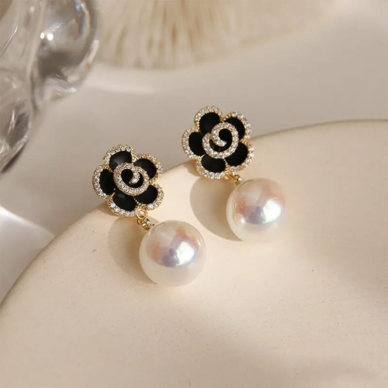 Black Flower & Pearl Earring