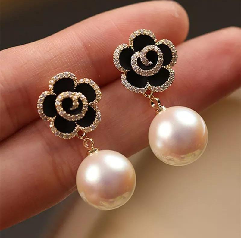 Black Flower & Pearl Earring