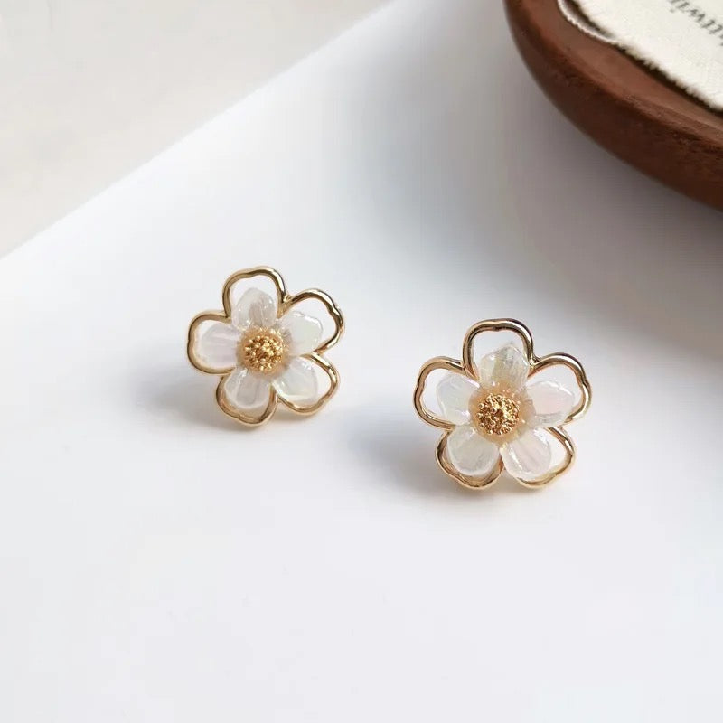 White & Gold Flower Studs