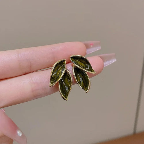 Black Double Leaf Stud