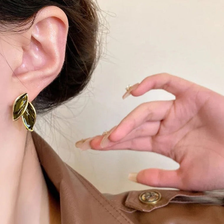 Black Double Leaf Stud